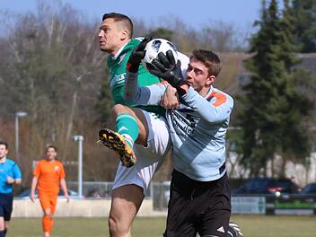 Der Kersbacher Spielertrainer Oliver Wurzbacher streckt sich, aber der Zeckerner Torhüter Patrick Warter ist eher am Ball.  Am Ende gaben nur Kleinigkeiten den Ausschlag für das 2:0 der SpVgg. Matthias Hofmann