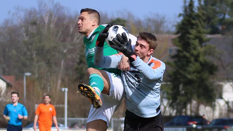 Der Kersbacher Spielertrainer Oliver Wurzbacher streckt sich, aber der Zeckerner Torhüter Patrick Warter ist eher am Ball.  Am Ende gaben nur Kleinigkeiten den Ausschlag für das 2:0 der SpVgg. Matthias Hofmann