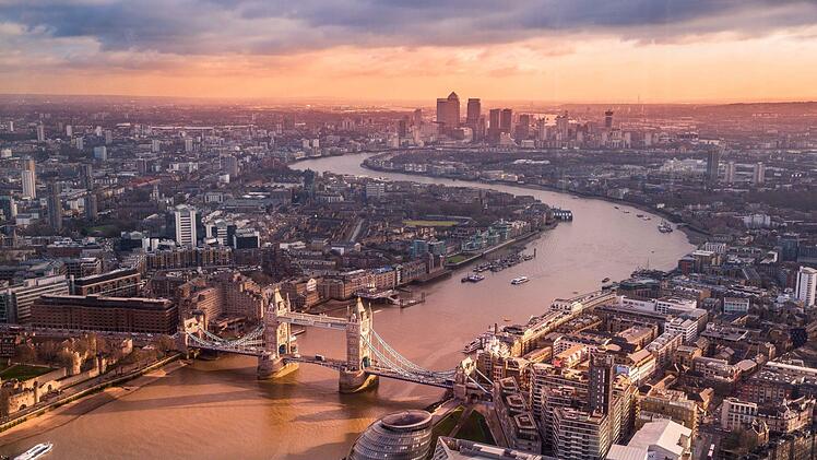 Reiseziel London: Wer seinen Dienstplan für 2019 schon kennt und seine Urlaubstage frühzeitig anmelden kann, sollte seinen Jahresurlaub möglichst schnell buchen. Denn aktuell  gilt noch eine  Rabattaktion für Hotels von inFranken.de in Kooperation mit booking.com. Foto: unsplash.com/Luca Micheli