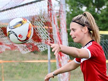 Nach ihrem zweiten Kreuzbandriss muss Lea Schneider (im Bild) erneut lange auf ihren geliebten Fußball verzichten.Sebastian Schmitt