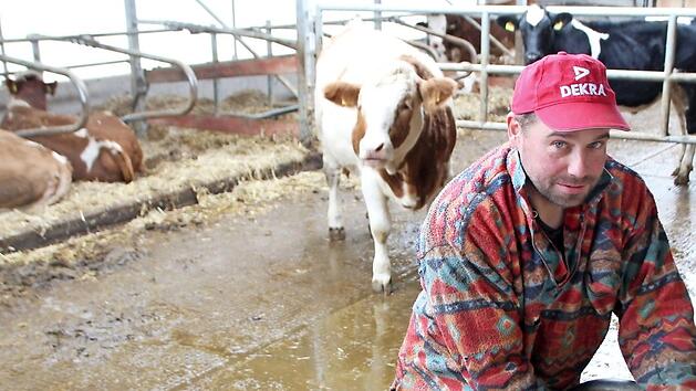 Landwirt Thomas Grau aus Gro&szlig;neuses hat schon Kreuze aufgestellt (oben).  Fotos: Andreas Dorsch