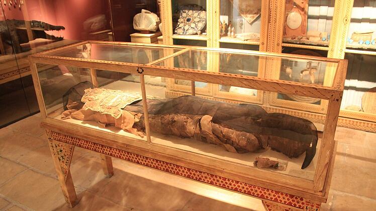 Bei den Exponaten der Orientalischen Sammlung in Kloster Banz handelt es sich um eine rund 3000 Jahre alte weibliche Mumie (Bild) sowie um den Schädel einer ägyptischen Männermumie, eventuell aus der Spätzeit 7./6. Jahrhundert v. Chr., um den mumifizierten Schädel  eines ägyptischen Kindes, wahrscheinlich aus dem 7./6. Jahrhundert v. Chr., und um den Schädel eines Mannes aus Ägypten oder Palästina, der wahrscheinlich aus dem  19. Jahrhundert stammt. Derzeit sind Mumie und die drei Schädel ver...