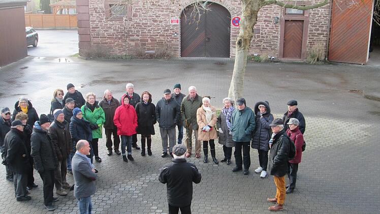 Mitglieder des Geschichtskreises Schweinfurt, Bad Kissingen und Hammelburg informierten sich beim Rundgang mit Otmar Pfister im Erthal-Schloss und über das Geschlecht der Adeligen. Foto: Winfried Ehling