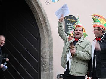 Vor zehn Jahren gab sich der damalige Bürgermeister Helmut Blank letztmalig geschlagen und öffnete zur Freude der Narren die Rathaustür. Am kommenden Samstag wird es nun wieder einen Rathaussturm geben. Foto: Archiv/Heike Beudert
