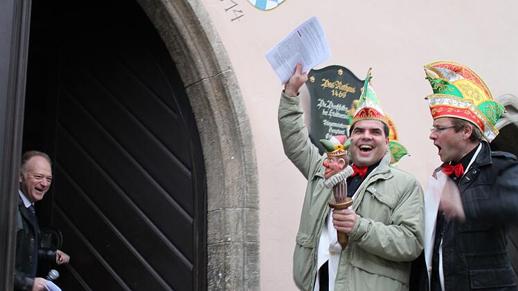 Vor zehn Jahren gab sich der damalige Bürgermeister Helmut Blank letztmalig geschlagen und öffnete zur Freude der Narren die Rathaustür. Am kommenden Samstag wird es nun wieder einen Rathaussturm geben. Foto: Archiv/Heike Beudert