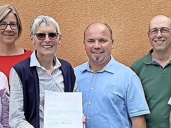 Unser Gruppenfoto zeigt (von links): Marina Appold (Geschäftsführende Trägervertreterin), Mirjam Mack (Einrichtungsleitung), Anette Katzenberger mit der Urkunde, Andreas Wehner ( Vorsitzender St. Elisabethen-Verein), Jürgen Fichtl (Geschäftsführen...