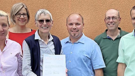 Unser Gruppenfoto zeigt (von links): Marina Appold (Geschäftsführende Trägervertreterin), Mirjam Mack (Einrichtungsleitung), Anette Katzenberger mit der Urkunde, Andreas Wehner ( Vorsitzender St. Elisabethen-Verein), Jürgen Fichtl (Geschäftsführen...