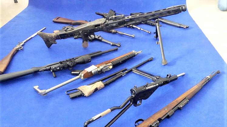 Gewaltiges Arsenal ausgehoben: Rentner aus Wunsiedel hortet Waffen in filmreifem Versteck