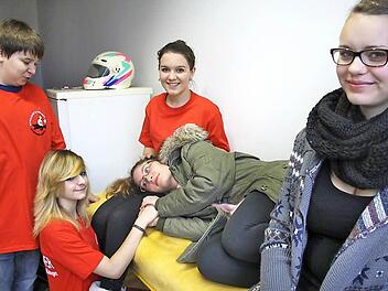 Kevin, Angelique, Albina und Elisabeth kümmern sich um die ,,kranke'' Dunja. Foto: Riegler
