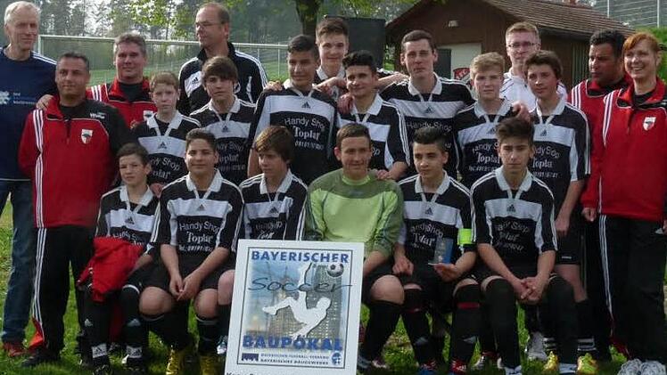 Die Burker C-Jugend bei der Siegerehrung nach dem Sieg im Kreisfinale in Schnaittach Foto: privat