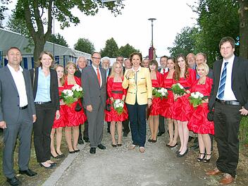 Die Ehrendamen des TV Schwürbitz geleiteten die Ministerin ins Festzelt.