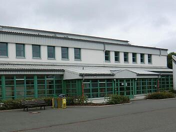 Die als Veranstaltungsort von Kultur- und Sportevents viel genutzte Leßbachtalhalle ist sanierungsbedürftig und weist etliche Schäden an Fassaden, Türen und Fenstern auf. Foto: Karl-Heinz Hofmann