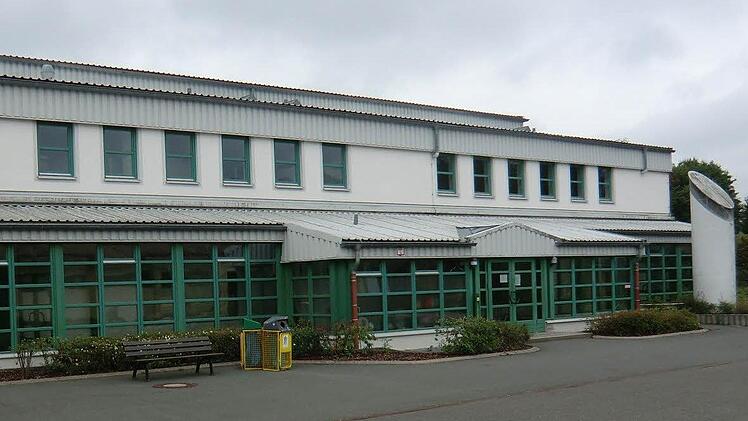 Die als Veranstaltungsort von Kultur- und Sportevents viel genutzte Leßbachtalhalle ist sanierungsbedürftig und weist etliche Schäden an Fassaden, Türen und Fenstern auf. Foto: Karl-Heinz Hofmann