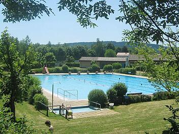 Das Wasser im Schwimmbad lockt in diesen Tagen Groß und Klein. Deshalb möchte der Marktrodacher Bürgermeister, dass alle Kinder sicherheitshalber schwimmen lernen. Die Gemeinde bezuschusst die beiden Schwimmkurse, die am 11. Juli starten. Foto: Archiv