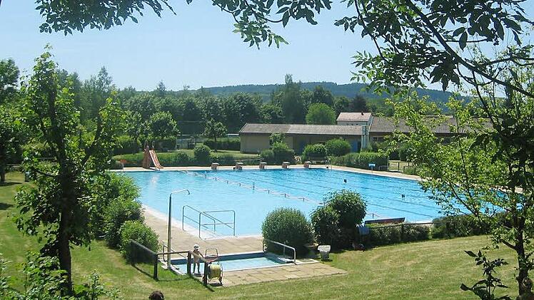 Das Wasser im Schwimmbad lockt in diesen Tagen Groß und Klein. Deshalb möchte der Marktrodacher Bürgermeister, dass alle Kinder sicherheitshalber schwimmen lernen. Die Gemeinde bezuschusst die beiden Schwimmkurse, die am 11. Juli starten. Foto: Archiv