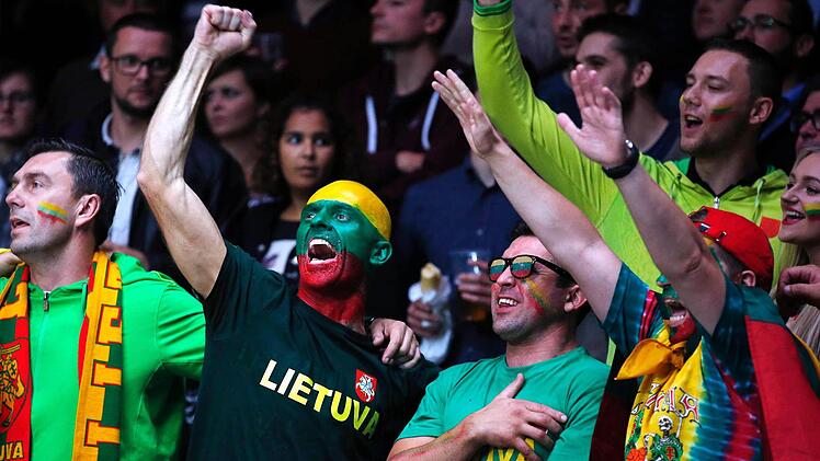 Am Ende jubelten die Fans des kleinen baltischen Staates, in dem Basketball Volkssport ist. Foto: Sebastien Nogier