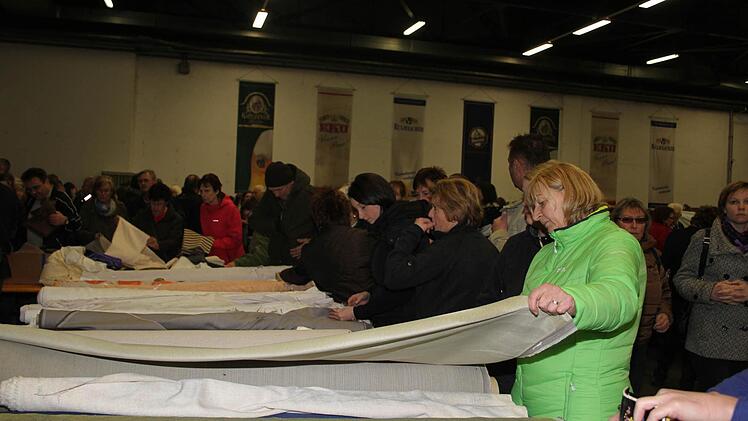 In der Stoffabteilung führten die Damen die Regie: So mancher konnte einen ganzen Ballen Stoff für Tischdecken oder andere Wohnaccessoires gebrauchen.