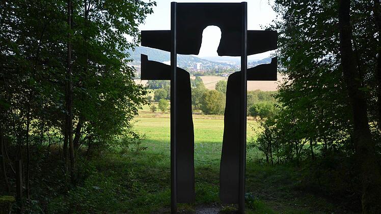 Diese Station am Weg der Besinnung zeigt den Ausblick auf Garitz, oder von der anderen Seite, auf den Wald. Foto: Peter Rauch