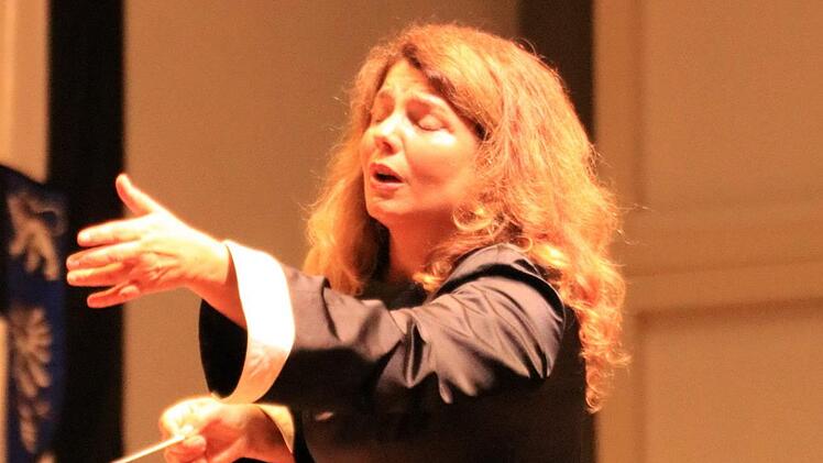 Ljubka Biagioni zu Guttenberg führte das Orchester nicht nur mit exaktem Dirigat, sondern auch mit einem breiten Repertoire von Mimik. Foto: Klaus Klaschka