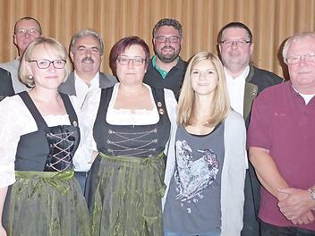 Die neue Vereinsspitze mit Bürgermeister Gerhard Amon (4. v. l.) und Vizebürgermeister Marco Friepes (6. v. l.)  Foto: Heidi Amon