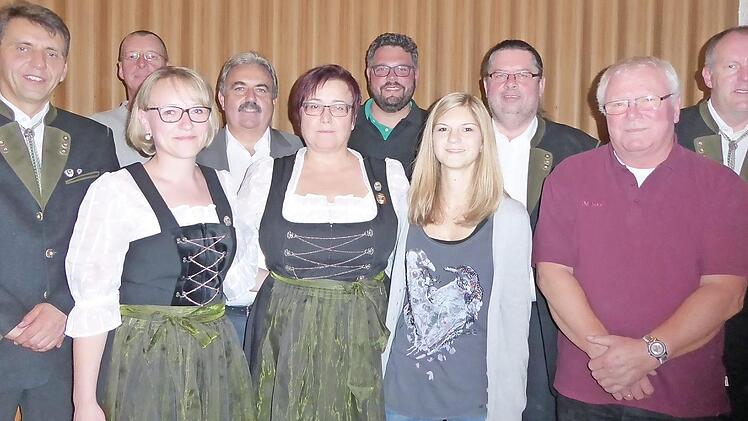 Die neue Vereinsspitze mit Bürgermeister Gerhard Amon (4. v. l.) und Vizebürgermeister Marco Friepes (6. v. l.)  Foto: Heidi Amon