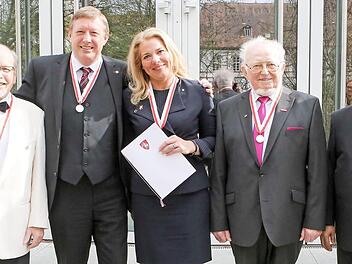 Die Ausgezeichneten (von links): Pius Schiele, Alfons Distler, Fiona Freifrau von Loeffelholz Colberg, Kaspar Reinfelder und Apu Bagchi Foto: RiegerPress