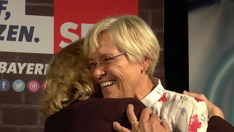 Sichtlich ger&uuml;hrt dankte Susanne Kastner der SPD-Landesvorsitzenden Natascha Kohnen f&uuml;r die hohe Auszeichnung.C. Licha