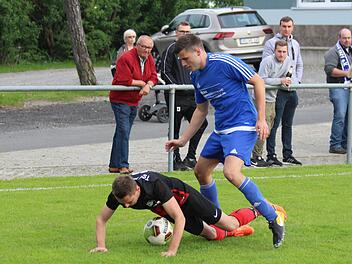 Böse zu Fall gebracht wurden André Schneider (links) und der TSV Mühlfeld im Relegationsspiel um den Aufstieg in die A-Klasse von der personell verstärkten SG Arnshausen I/Bad Kissingen II/Reiterswiesen II (rechts Christoph Rustler). Simon Snaschel