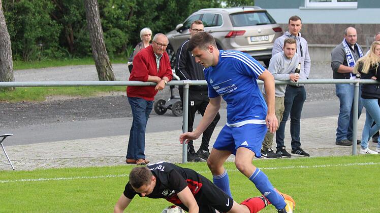 Böse zu Fall gebracht wurden André Schneider (links) und der TSV Mühlfeld im Relegationsspiel um den Aufstieg in die A-Klasse von der personell verstärkten SG Arnshausen I/Bad Kissingen II/Reiterswiesen II (rechts Christoph Rustler). Simon Snaschel