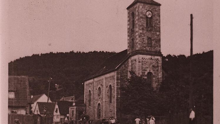Dorfstraße mit Kirche.Foto: Archiv Ewald Kiesel