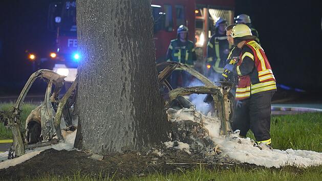Zwei 17-Jährige prallen mit Sportwagen gegen Baum und sterben