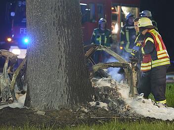 Zwei 17-Jährige prallen mit Sportwagen gegen Baum und sterben Zwei 17-Jährige prallen mit Sportwagen gegen Baum und sterben