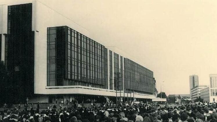 Das Foto aus dem Jahr 1980 zeigt die Eröffnungsveranstaltung der Kinder- und Jugendspartakiade in Berlin vor dem Palast der Republik.  Fotos: privat