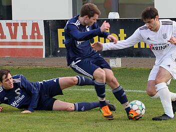 Der Sander Dinis Ribeiro (rechts) versucht sich hier gegen  den Forchheimer Philip Messingschlager durchzusetzen, nachdem er Rene Finnemann (links) schon ausgespielt hat.  Foto: Günther Geiling