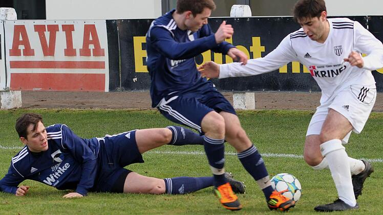 Der Sander Dinis Ribeiro (rechts) versucht sich hier gegen  den Forchheimer Philip Messingschlager durchzusetzen, nachdem er Rene Finnemann (links) schon ausgespielt hat.  Foto: Günther Geiling