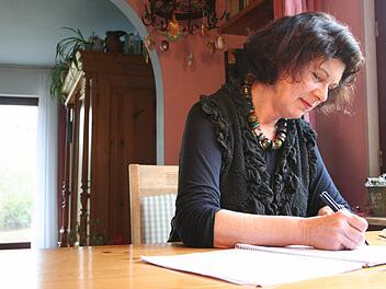 Christa Wagner schreibt ihre Texte zwei Mal von Hand, erst dann werden sie vom Computer erfasst und weiter bearbeitet. Am liebsten schreibt sie am Esstisch ihres Wohnhauses.