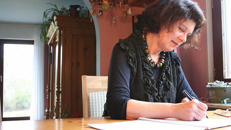 Christa Wagner schreibt ihre Texte zwei Mal von Hand, erst dann werden sie vom Computer erfasst und weiter bearbeitet. Am liebsten schreibt sie am Esstisch ihres Wohnhauses.