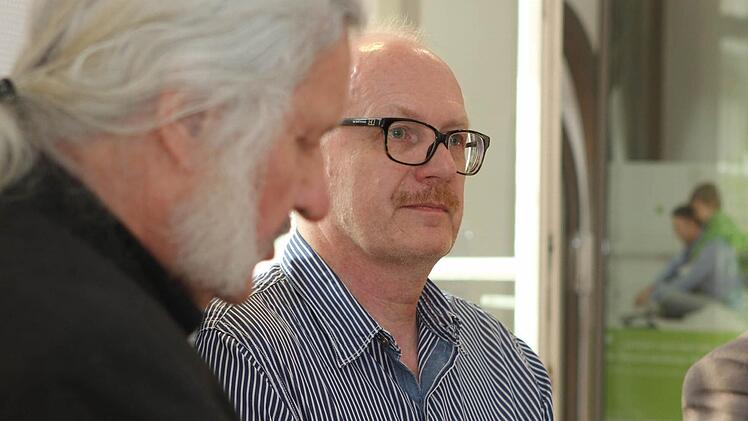 Ingo Cesaro (links) führte in die Ausstellung von Rainer Breuer ein.