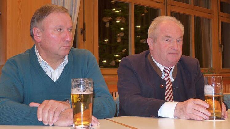 Stellvertretender Landrat Günther Geiling (re.) und Rupert Göller, Geschäftsführer und Wasserwart des Zweckverbandes zur Wasserversorgung der Veitensteingruppe beim Jahresabschluss der Gemeinde Breitbrunn. Foto: Sabine Meißner
