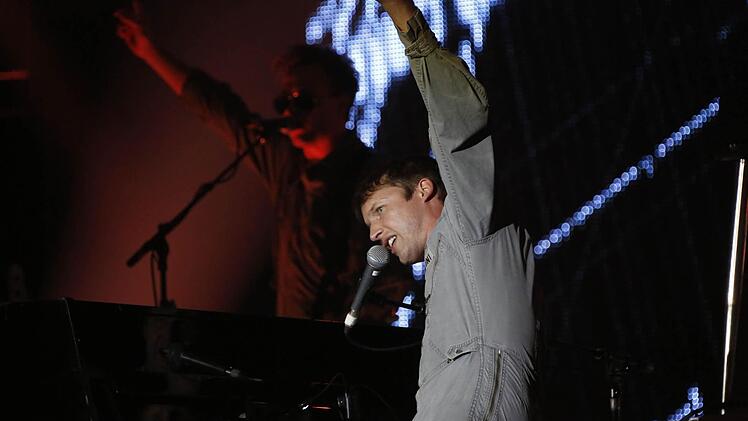Ein Brite im Astronauten-Look: James Blunt begeisterte die Fans in der ausverkauften Brose-Arena. Zwei Stunden lang präsentierte er eine geballte Ladung an Ohrwürmern. Foto: Matthias Hoch