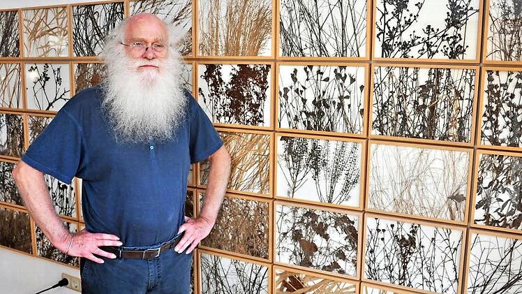 Der 83-jährige Künstler herman de vries aus Eschenau vertritt bei der Kunstaustellung "Biennale Venedig" sein Geburtsland, die Niederlande, und wird auch Werke aus dem Steigerwald zeigen. Hier steht er vor einem Werk, das er 2012 in der Galerie im Saal ausstellte. Foto: Ulrike Langer