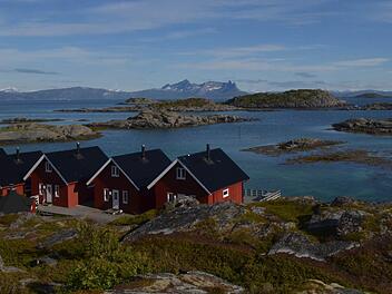 Man muss sie gar nicht suchen: In Norwegen erlebt man überall Ruhe und auch Einsamkeit fernab größerer Siedlungen. Hier: Offersøy, das - gefühlt am Ende der Welt - an der Südspitze der Insel Hinnøya zwischen den Vesterålen und den Lofoten liegt. Foto: Rolf Nebel