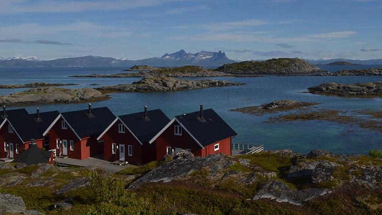 Man muss sie gar nicht suchen: In Norwegen erlebt man überall Ruhe und auch Einsamkeit fernab größerer Siedlungen. Hier: Offersøy, das - gefühlt am Ende der Welt - an der Südspitze der Insel Hinnøya zwischen den Vesterålen und den Lofoten liegt. Foto: Rolf Nebel