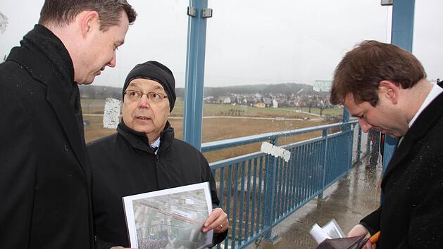 OBr Franz Stumpf (Mitte) auf der Kersbacher Bahnbr&uuml;cke. Sein Dank galt MdB Thomas Silberhorn (links) und Landrat Hermann Ulm, die in Berlin erfolgreich mit der Bahn um den L&auml;rmschutz im k&uuml;nftigen Baugebiet Stampf&auml;cker (Hintergrund) verhandelt haben. Foto: Ekkehard Roepert