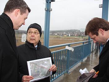 OBr Franz Stumpf (Mitte) auf der Kersbacher Bahnbrücke. Sein Dank galt MdB Thomas Silberhorn (links) und Landrat Hermann Ulm, die in Berlin erfolgreich mit der Bahn um den Lärmschutz im künftigen Baugebiet Stampfäcker (Hintergrund) verhandelt haben. Foto: Ekkehard Roepert