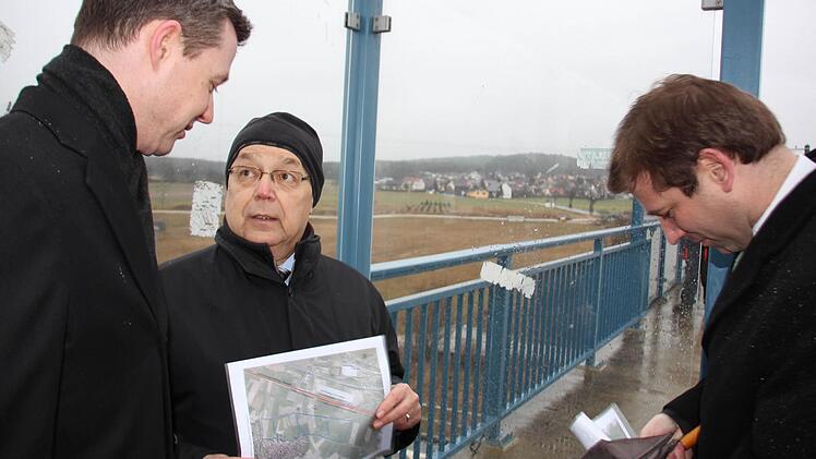 OBr Franz Stumpf (Mitte) auf der Kersbacher Bahnbrücke. Sein Dank galt MdB Thomas Silberhorn (links) und Landrat Hermann Ulm, die in Berlin erfolgreich mit der Bahn um den Lärmschutz im künftigen Baugebiet Stampfäcker (Hintergrund) verhandelt haben. Foto: Ekkehard Roepert