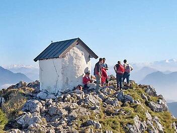 Aussichtsreich und entschleunigend: Gipfeltouren und Genusswanderungen in der Region rund um den Chiemsee. Foto: djd/Oberaudorf-Kiefersfelden
