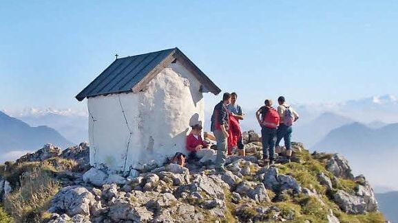 Aussichtsreich und entschleunigend: Gipfeltouren und Genusswanderungen in der Region rund um den Chiemsee. Foto: djd/Oberaudorf-Kiefersfelden