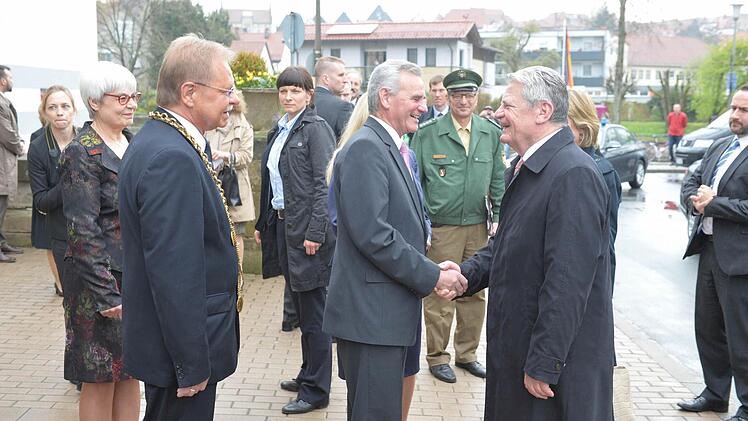 Landrat Oswald Marr begrüßt den hohen Besuch.
