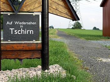 Der gemeindliche Weg vom Ortsrand zum Sportplatz soll mit einer Spritzasphaltdecke versehen werden, dies beschloss der Gemeinderat auf Antrag der AfT am Montag in seiner Sitzung.  Foto: Michael Wunder
